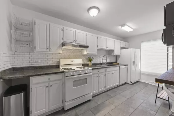 698 Circle DR, Roselle, IL 60172