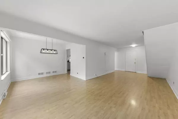 698 Circle DR, Roselle, IL 60172