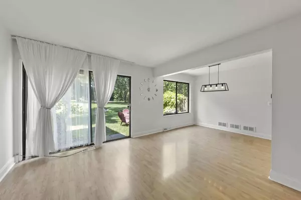 698 Circle DR, Roselle, IL 60172