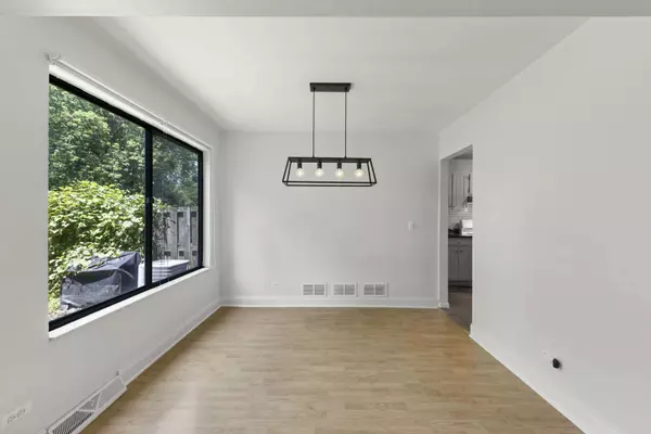 698 Circle DR, Roselle, IL 60172