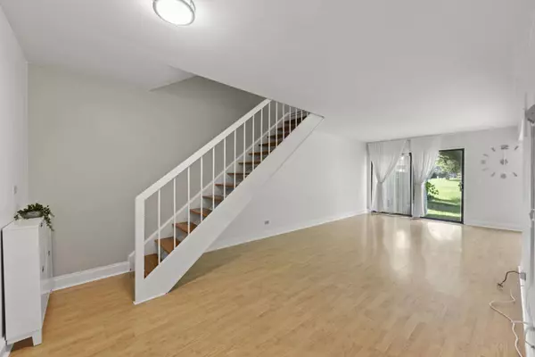 698 Circle DR, Roselle, IL 60172