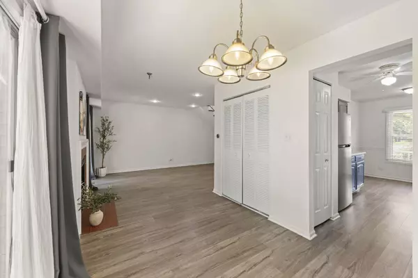 1516 Lighthouse DR, Naperville, IL 60565