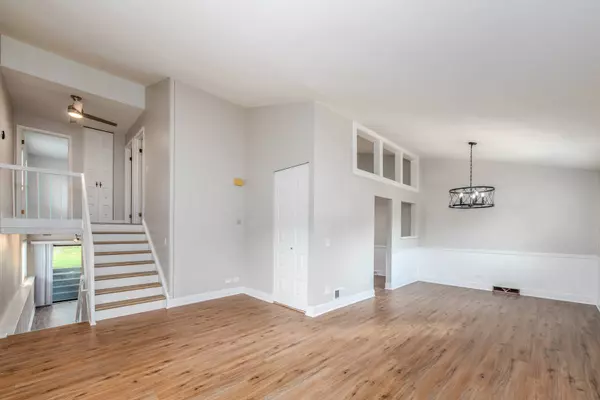 730 Circle DR, Roselle, IL 60172