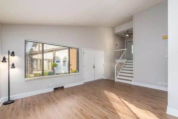 730 Circle DR, Roselle, IL 60172