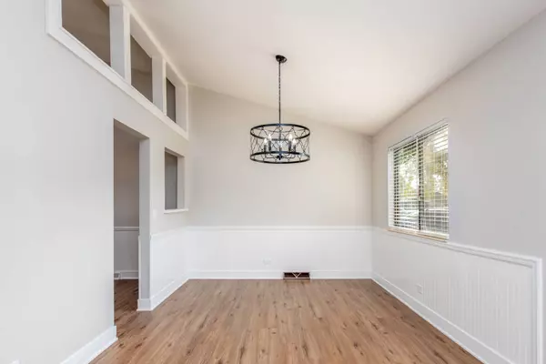 730 Circle DR, Roselle, IL 60172