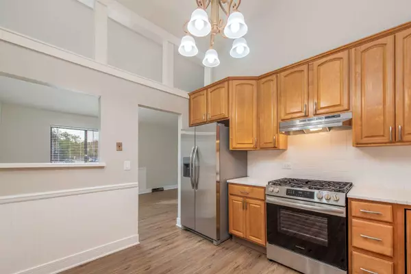 730 Circle DR, Roselle, IL 60172