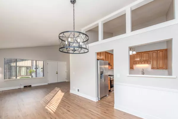 730 Circle DR, Roselle, IL 60172