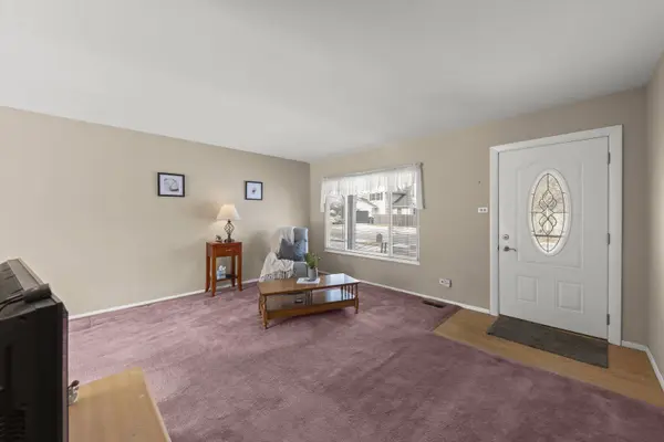215 E Lincoln AVE, Glendale Heights, IL 60139