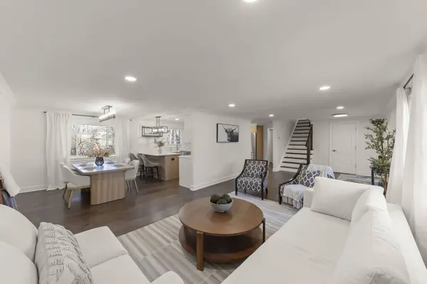 526 S SPRINGINSGUTH RD, Schaumburg, IL 60193