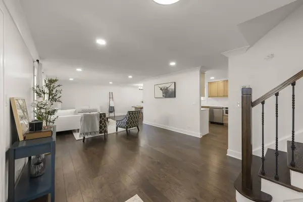 526 S SPRINGINSGUTH RD, Schaumburg, IL 60193