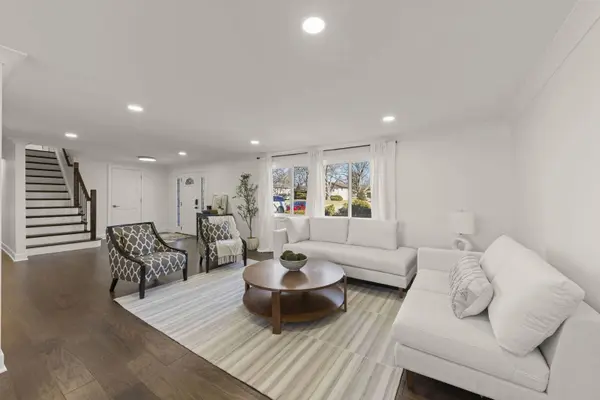 526 S SPRINGINSGUTH RD, Schaumburg, IL 60193