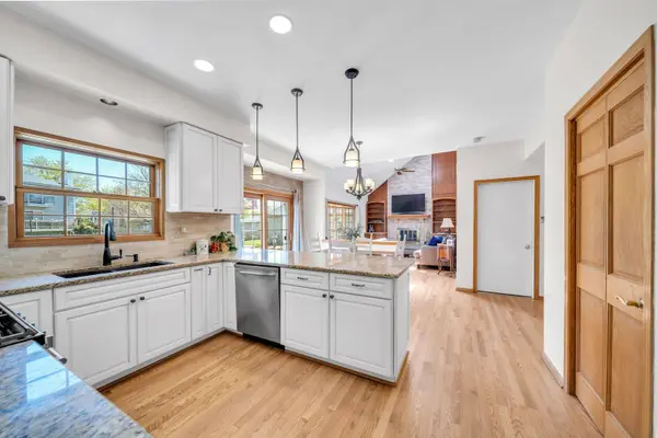 5 Deeke CT, Roselle, IL 60172