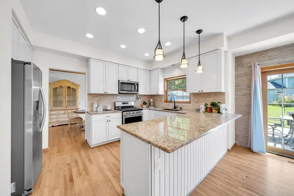 5 Deeke CT, Roselle, IL 60172