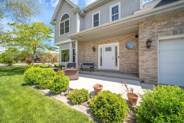 5 Deeke CT, Roselle, IL 60172
