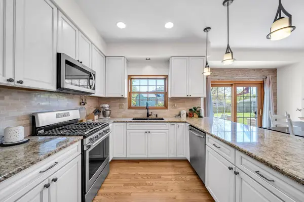 5 Deeke CT, Roselle, IL 60172