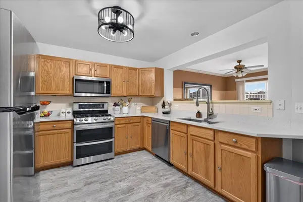 1554 Glacier CIR, Crystal Lake, IL 60014