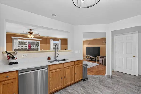 1554 Glacier CIR, Crystal Lake, IL 60014