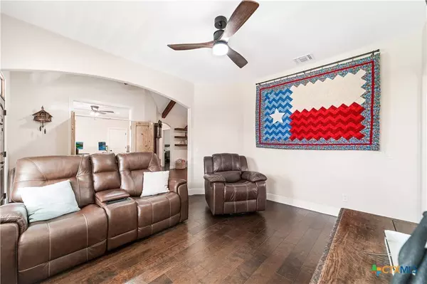 1643 Rebecca Ranch RD, Canyon Lake, TX 78133