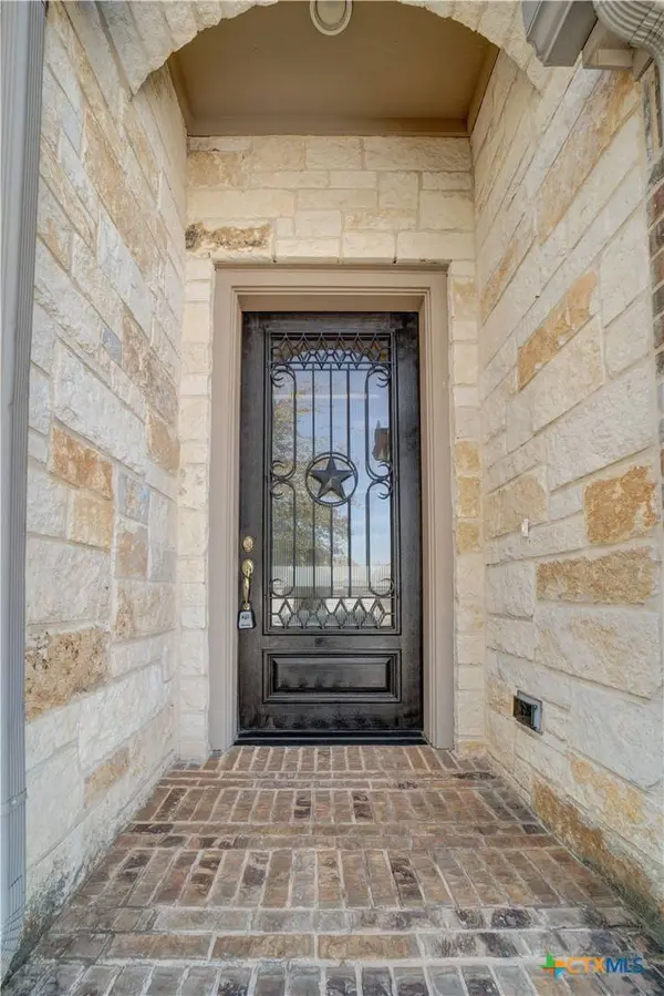 2725 Saddlehorn DR, Seguin, TX 78155