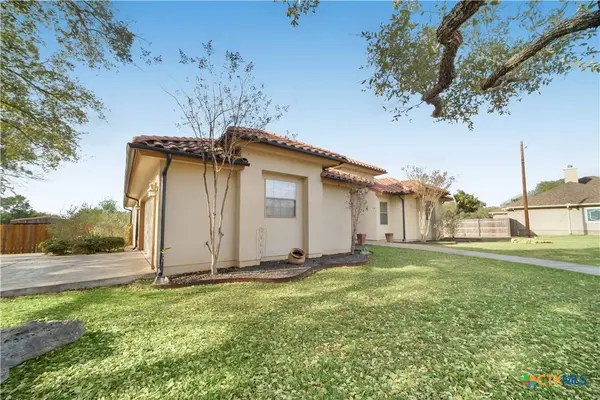 2450 Great Oaks DR, San Marcos, TX 78666