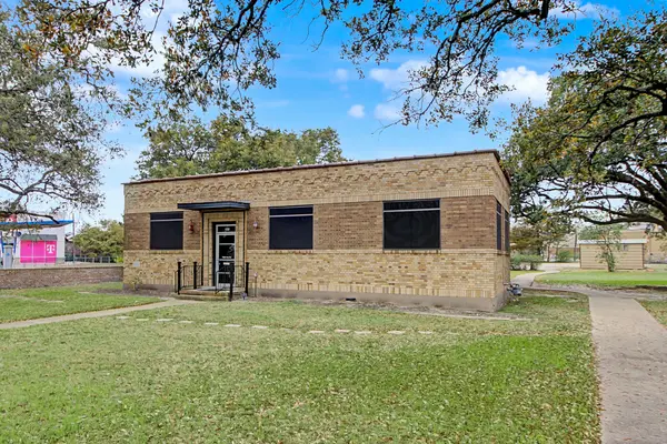 903 Texas Ave S, College Station, TX 77840-2228