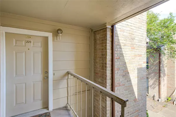 2120 Wilcrest DR #220, Houston, TX 77042