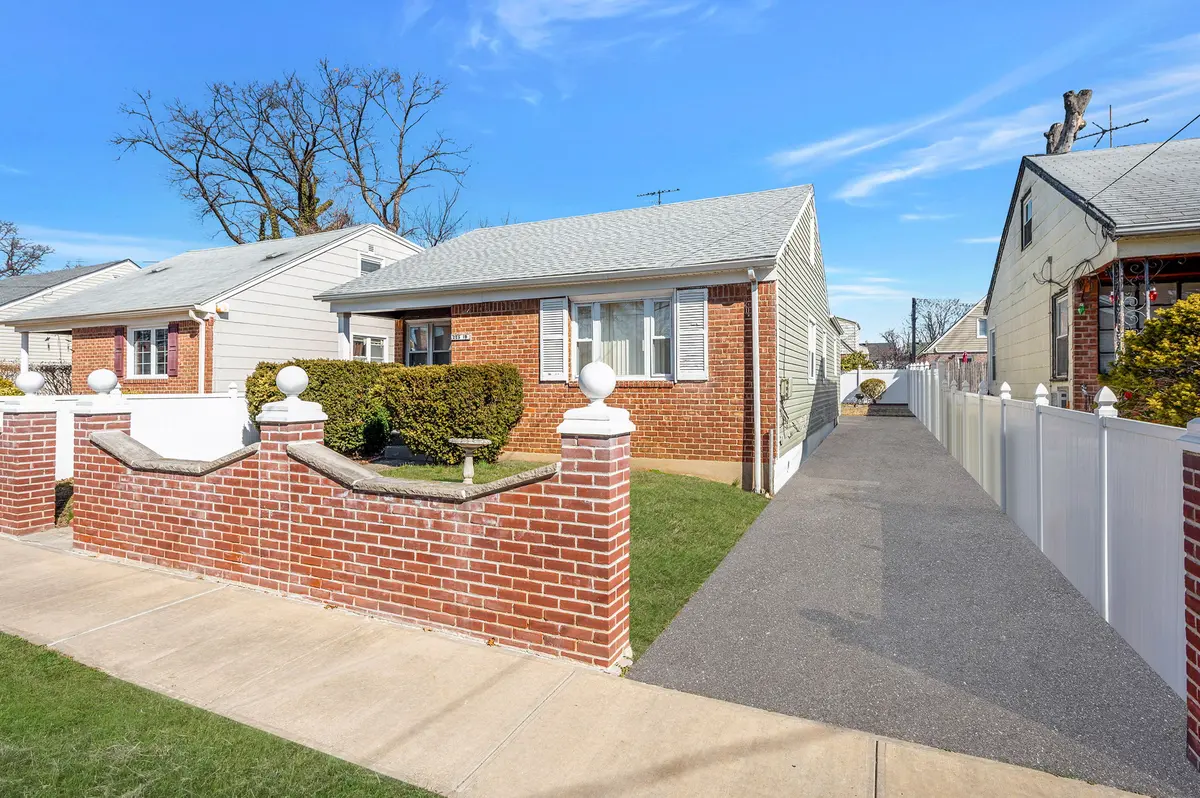 225-19 109th Ave, Queens Village, NY 11429