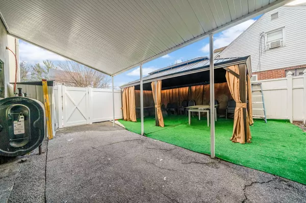 Elmont, NY 11003-1816,1717 Hempstead Tpke