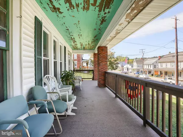 137 W MAIN ST, Windsor, PA 17366