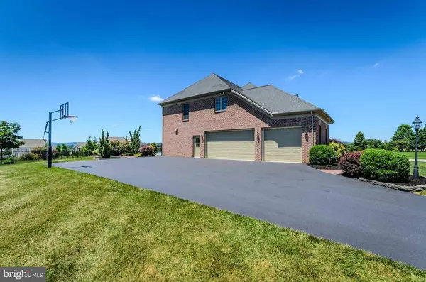 1563 WINSFORD LN, York, PA 17404