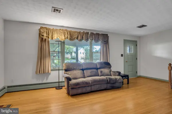 1689 RANDOW RD, York, PA 17403