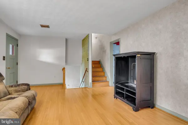 1689 RANDOW RD, York, PA 17403