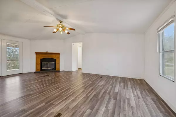 9 Cordell Hull Ln, Elmwood, TN 38560