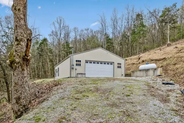 18 York Ln, Elmwood, TN 38560
