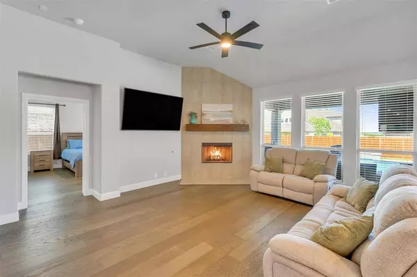 1008 Moss Grove Trail, Justin, TX 76247