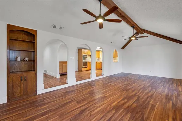1031 Boston Boulevard, Bedford, TX 76022