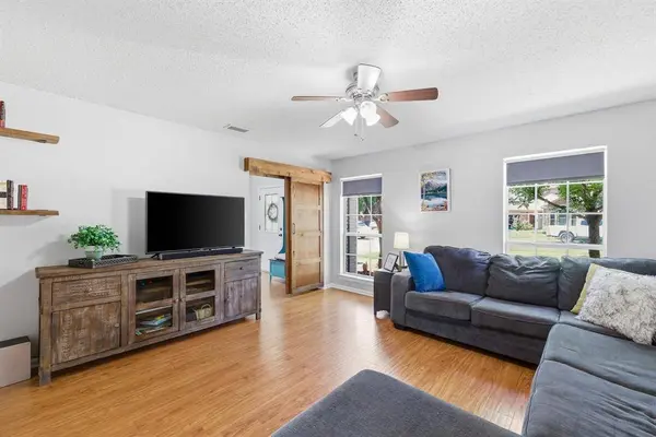 1229 Oxford Lane, Grapevine, TX 76051