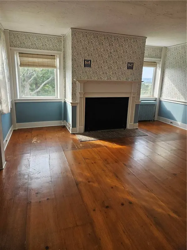 103 Fogland RD, Tiverton, RI 02878