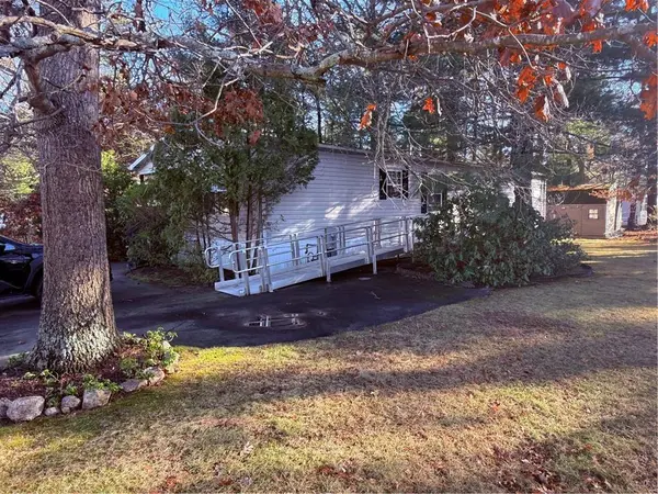 15 Kelly LN, Coventry, RI 02816