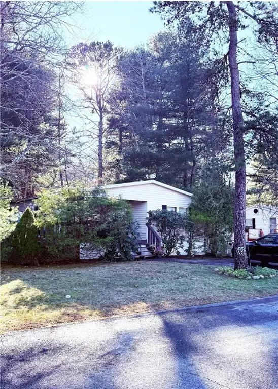 15 Kelly LN, Coventry, RI 02816