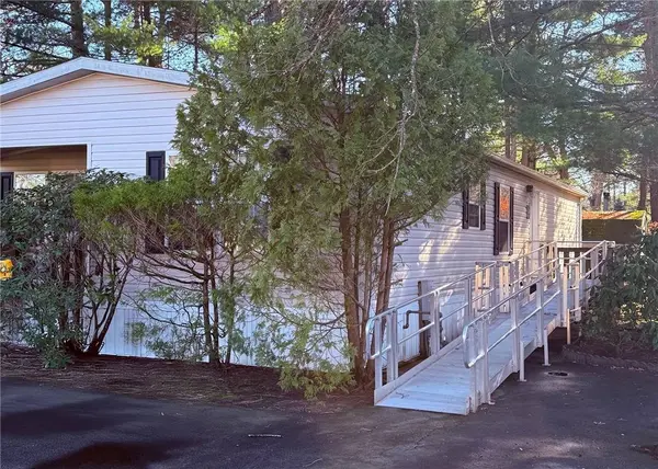 15 Kelly LN, Coventry, RI 02816