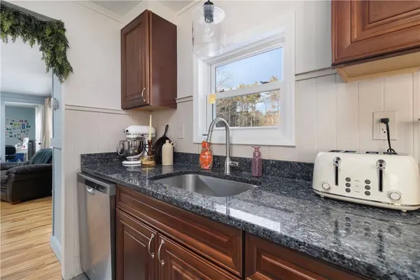 9 Sherwood Valley LN, Coventry, RI 02816