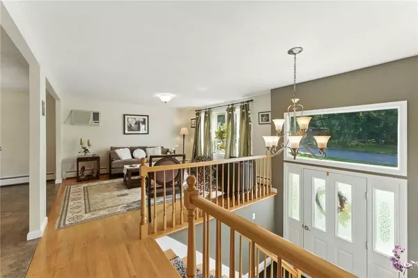 22 Camelot CIR, Johnston, RI 02919