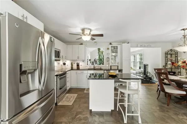 22 Camelot CIR, Johnston, RI 02919