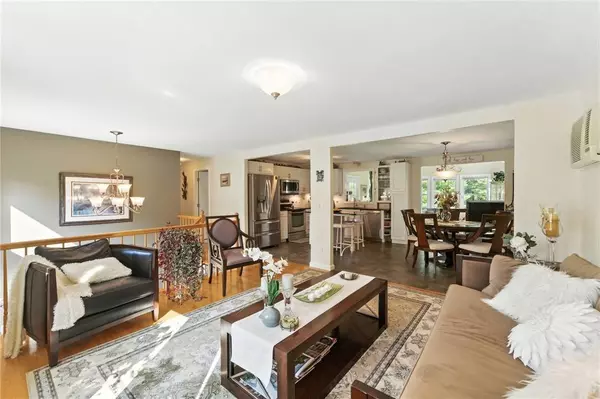 22 Camelot CIR, Johnston, RI 02919