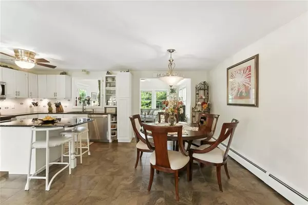 22 Camelot CIR, Johnston, RI 02919