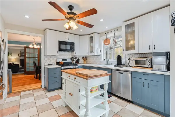 22 Reservoir St, Seekonk, MA 02771