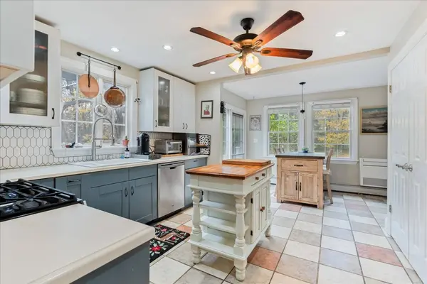 22 Reservoir St, Seekonk, MA 02771