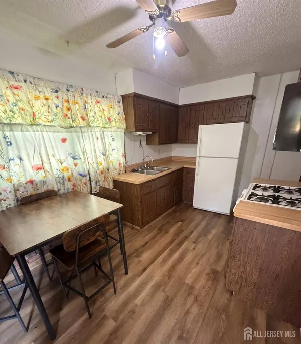40-42 Moffett ST, Fords, NJ 08863