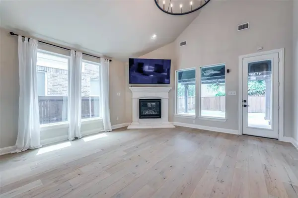 900 Southern Hills Way, Aubrey, TX 76227